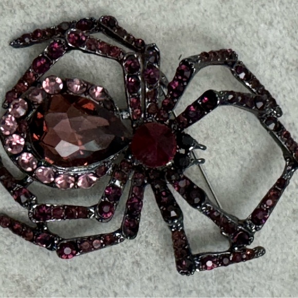 Rhinestone spider pin, brooch, spooky Halloween cool - Picture 2 of 8